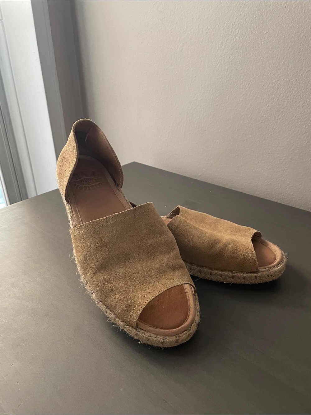 Women’s Open-Toe Espadrille Flats in Tan Suede